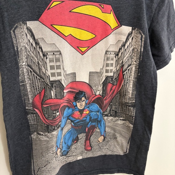 DC Comics Superman Logo Tee in Gray and Red Boys Youth Medium - Picture 2 of 4